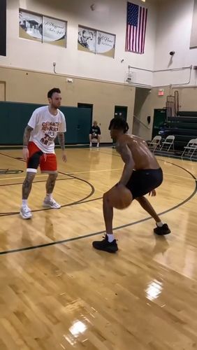 森林狼球星拉塞尔在训练馆备战新赛季