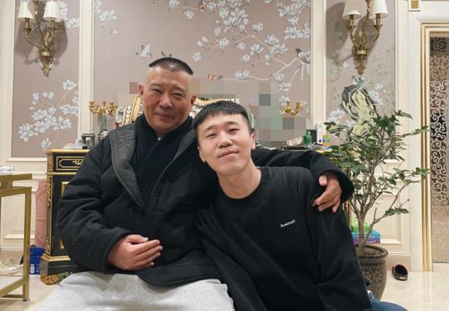 其实,杨九郎和师傅郭德纲感情也是非常好,从他们俩人的合照我们就能看