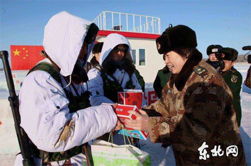 工作再忙,每年"兵妈妈"也要到边防一线看望慰问官兵.柴存良 摄