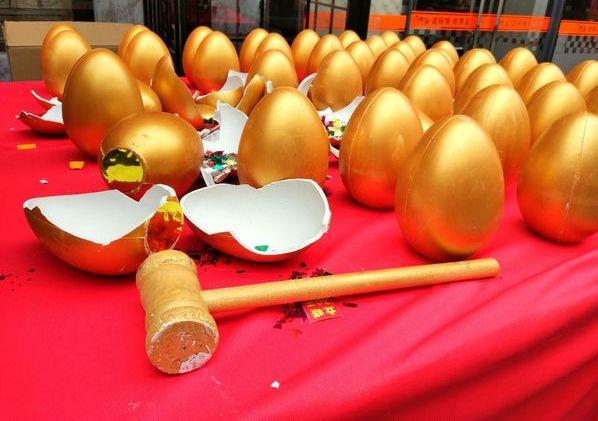 认筹客户可免费品尝燕窝 并且还有一次砸金蛋机会 百分百中奖 赢取最
