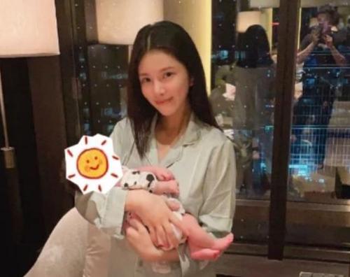 原创杜淳老婆晒喂奶照:动作娴熟眼神宠爱,吐槽女儿拒绝亲喂很任性