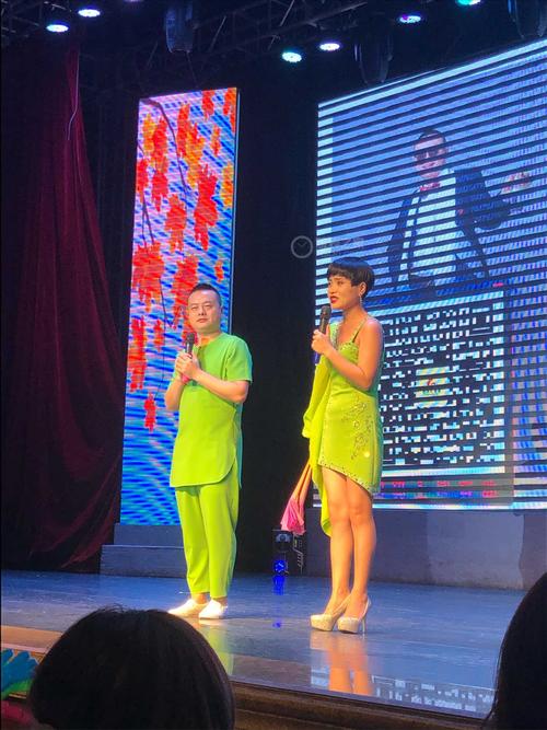 拿完表直奔哈尔滨最火爆的二人转现场 二人转,是一种用东北话讲黄段子