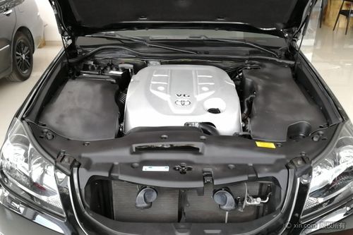 丰田皇冠发动机舱