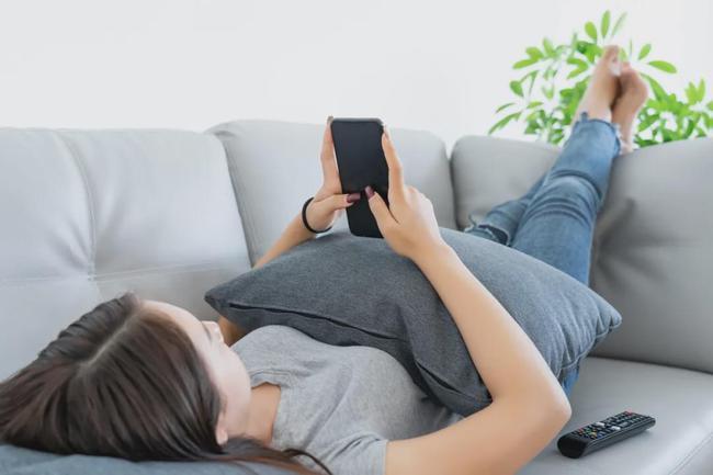 问吃完饭就躺着玩手机竟然还对身体有好处