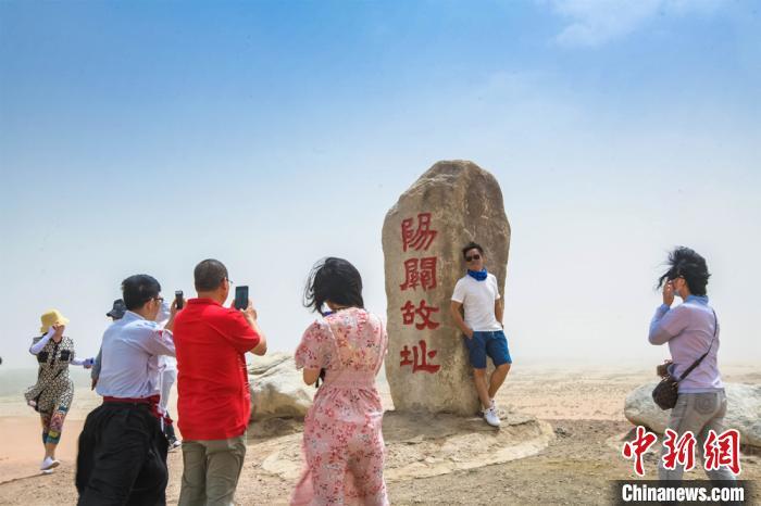 甘肃敦煌旅游升温鸣沙山月牙泉单日游客量破万