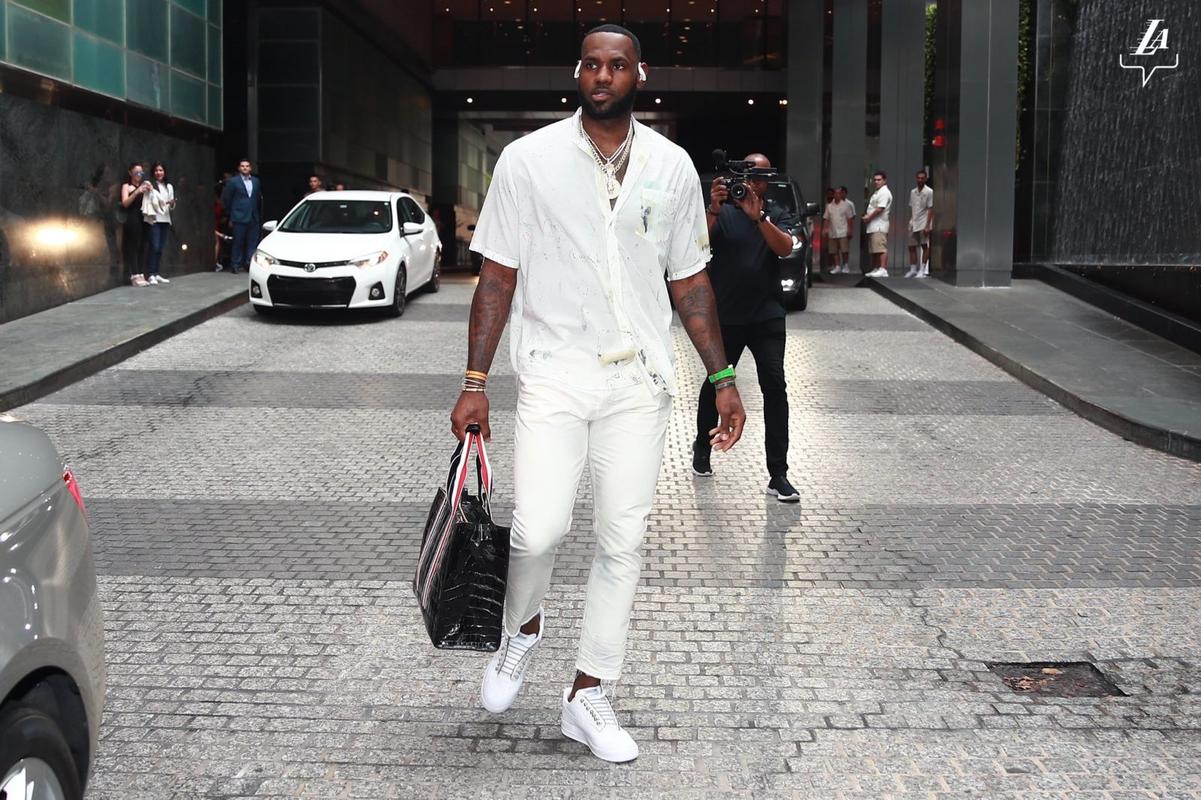 社交媒体通过官方账号分享了一组勒布朗-詹姆斯本赛季身着便装的照片