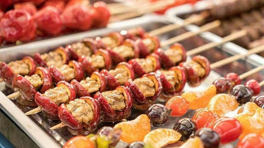 玻璃里面放着各种铁盘子. 盘子上面则是颜色鲜艳的糖葫芦.