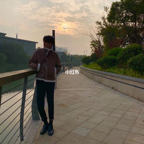 男生该怎么拍照71趁着天气好出门拍了点照片,很多男生都不知道到底