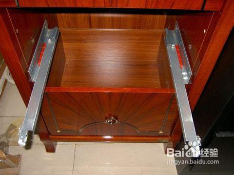 5  加工好抽屉后,把三节反弹滑轨安装到柜里