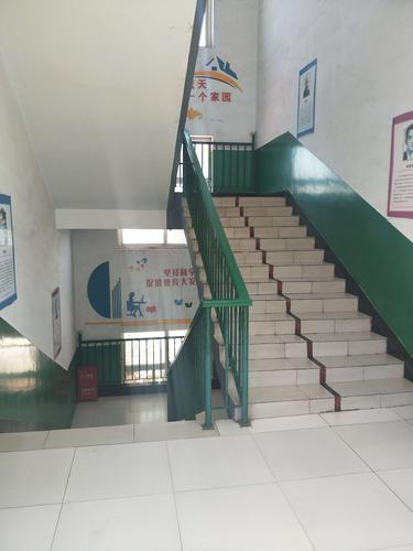 "美丽校园我们的家,校园美化靠大家"——毛遂小学卫生检查及评比活动