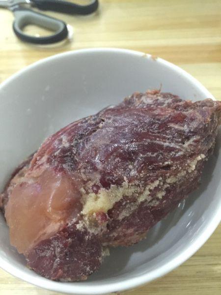 买的真空包装的熟牛肉,保质期很新鲜,上面有很多一粒粒白色的东西