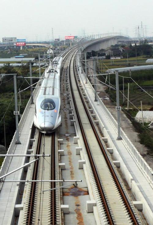 同是列车轨道为何火车轨道上铺有石头而高铁的却没有