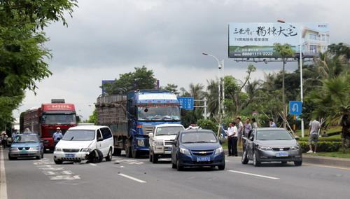 三亚两车相撞致前往亚龙湾及东线高速方向堵车1个半小时
