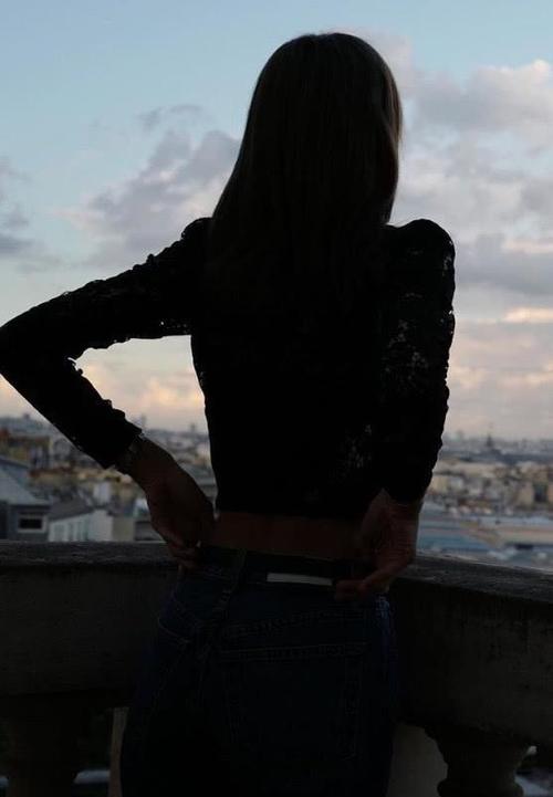 lisa自带瘦身特效晒背影美照却被a4纸腰抢镜