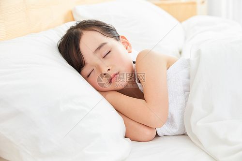 小女孩躺在床上睡觉