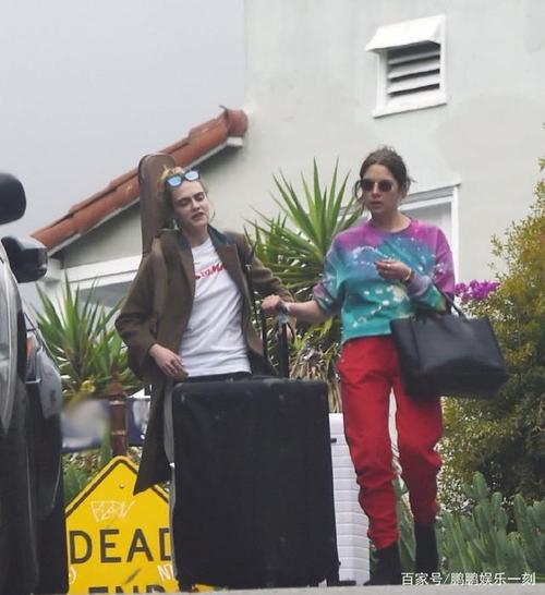 卡拉·迪瓦伊和艾什莉同框了,两人风格迥异,但是都很