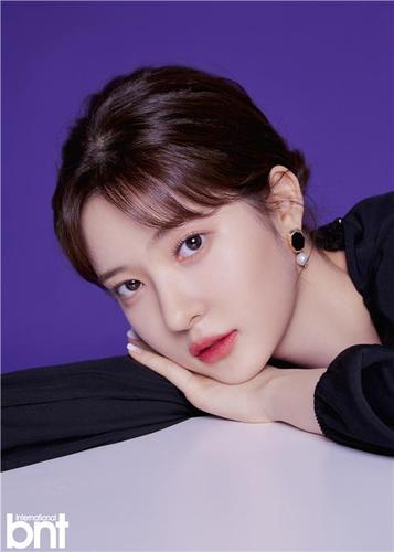 赵秀敏拍摄bnt写真 典雅连衣裙散发气质