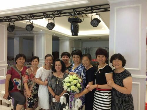 青岛铁中76届初三,八班全体师生相聚在心连心大酒店