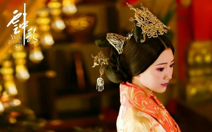 云中歌,毛晓彤,上官小妹,真红蹙金锦春长衣抚开如云岫般的华彩,似金