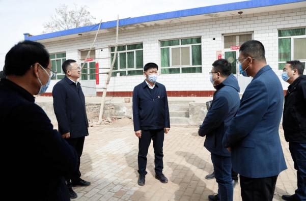 【要闻】利通区委主要领导调研扁担沟镇移民村产业发展_陈宏_盐碱地