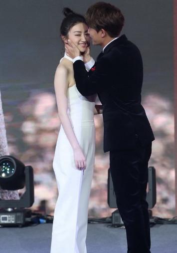 景甜现身与任嘉伦假接吻,舒畅一袭白裙优雅大方!