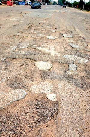 胶州兰州东路三公里路有上千土坑 车辆遭暗算