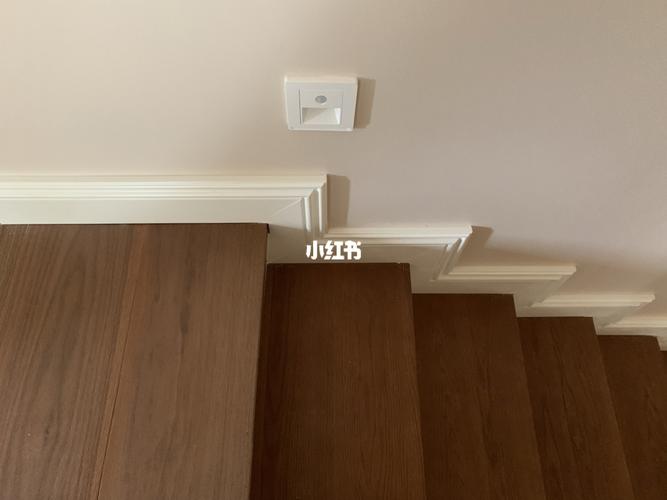 楼梯踢脚线翻车前后对比_踢脚线_家居家装_装修