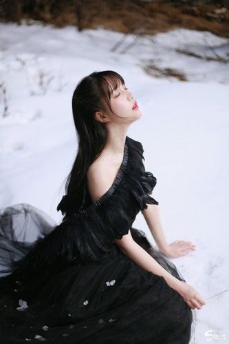 花季少女冬日雪地写真