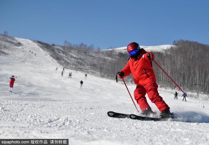 内蒙古呼伦贝尔牙克石凤凰山滑雪场,运动员在进行滑雪表演.