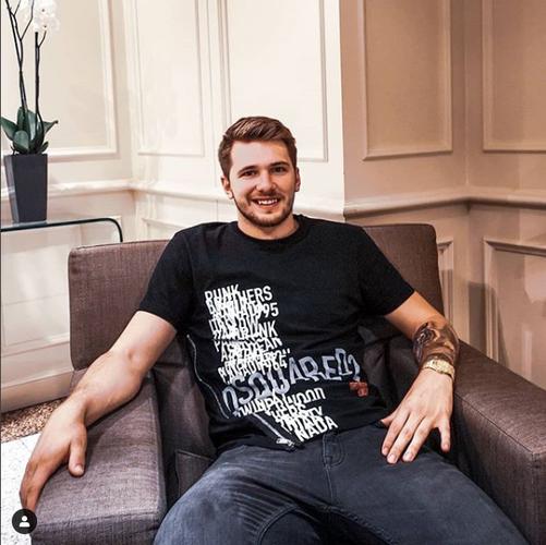 东契奇这笑容也太甜了,纹身感觉也不错.话不多说,快来舔屏