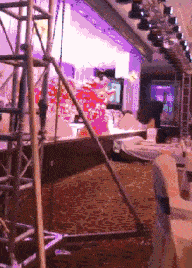 爆笑gif图:妹子们,你们围一圈堵住这位大哥真是容易让人误会啊