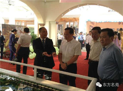华城置业有限公司总经理陈平陪同湘潭市副市长谭文胜参观东方名苑展台