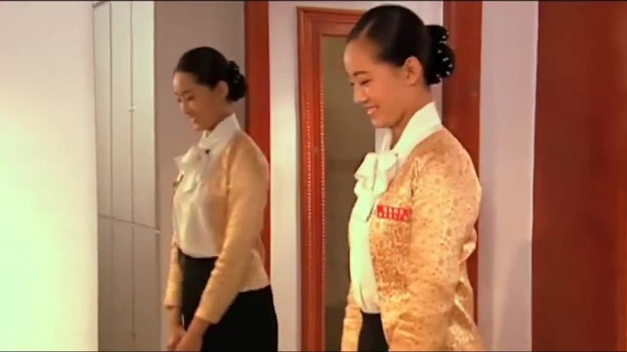 马大帅:小翠进城第一天上班,穿着工作服,站在镜子前地