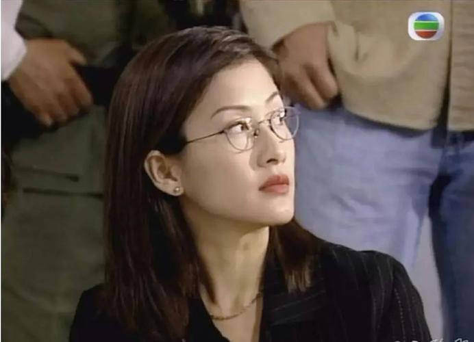 鉴证实录里的宝言转行去做英语老师了