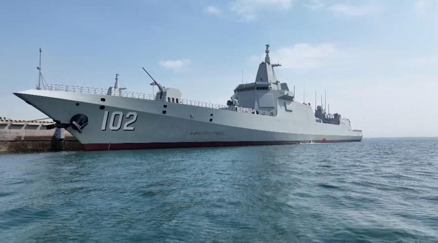拉萨舰舰长说055型万吨大驱未来可期##3艘万吨大驱黄海同框训练