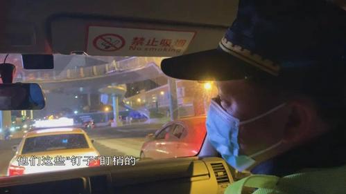 今晚《城管时间》关注 → 夜间紧跟城管执法车的"盯梢