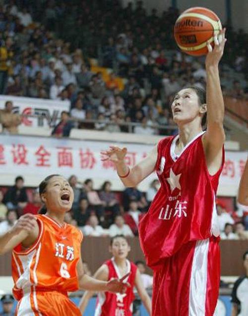 11岁小姑娘身高2米1,母亲是篮球运动员,球迷:接班郑海霞