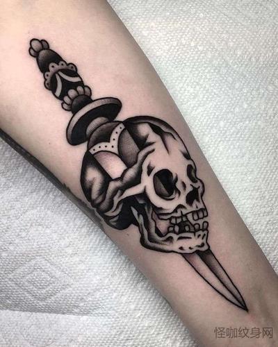 old school小臂骷髅匕首纹身图案