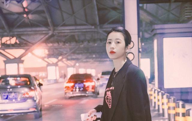 周雨彤,毕业于复旦大学表演系12级,来自安徽,身高167