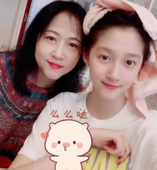 难怪关晓彤素颜皮肤那么好!学她洗脸的方法,肌肤细腻