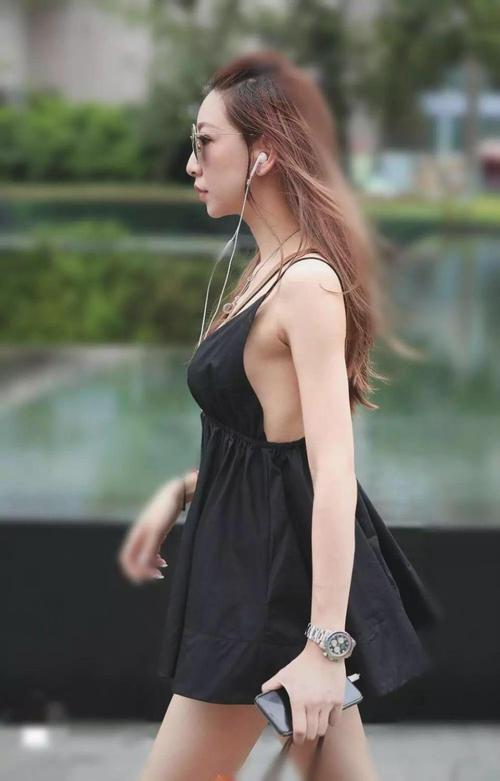 侧面又是一番风景,这样的天穿成这样一定很凉快吧