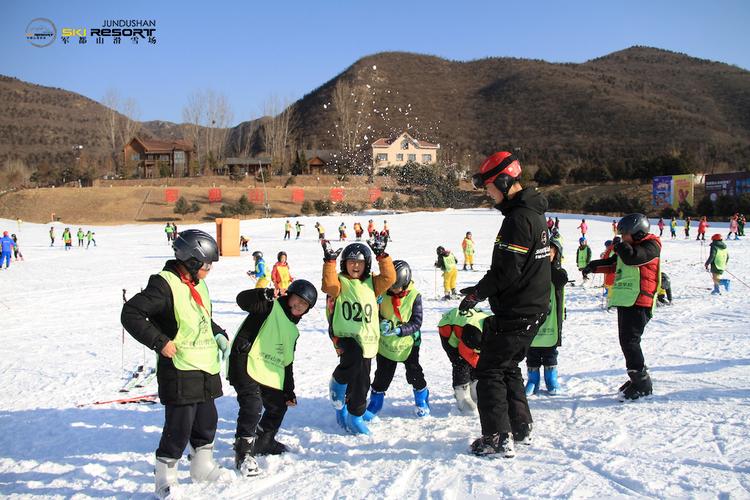 昌平区青少年上冰雪系列活动在军都山滑雪场拉开帷幕