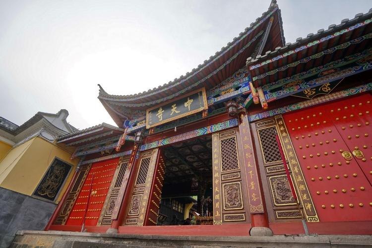 腾冲中天寺有两个外国小和尚,法师说他们终归要还俗