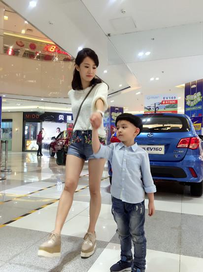李念新戏搭档小鲜肉 商场牵手羡煞网友