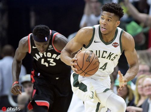 雄鹿获开门红!字母哥飞身劈扣