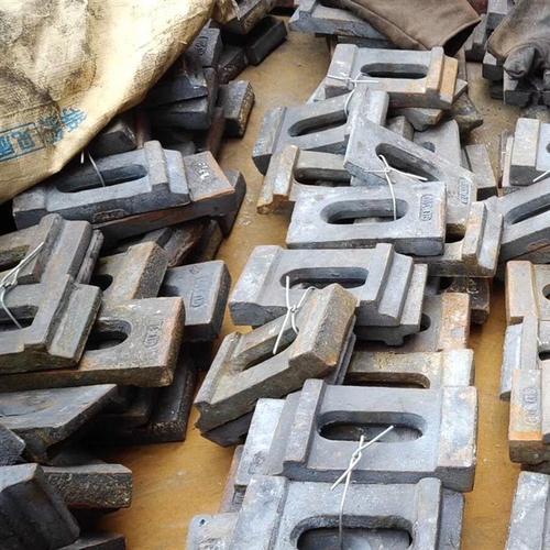 山东供应铁路钢轨压板43轨道压扣板矿用轨道配件扣板加工定制