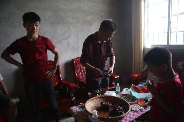 曾爱云和母亲一起接受采访.