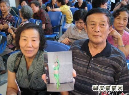 资讯 娱乐新闻 03 正文    周冬雨身世坎坷:父亲车祸去世 母亲改嫁