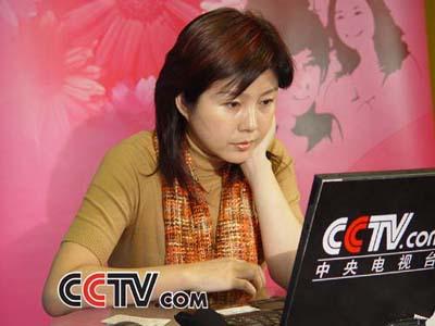 阿果正认真的查看网友的发言