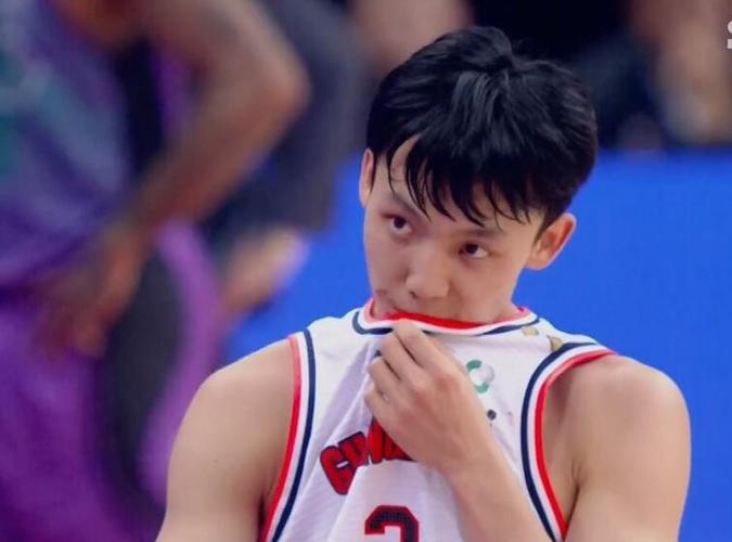 有谁注意到,徐杰卡位抢篮板被撞飞,对视山东外援,俩人